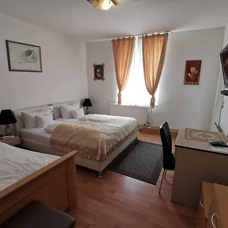 Happy Hotel 2*