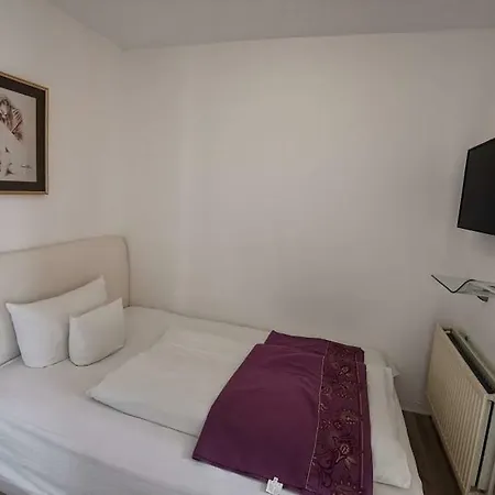 Happy Hotel